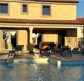 2 bedroom villa with heated pool & tennis court near Zadar, sleeps 4